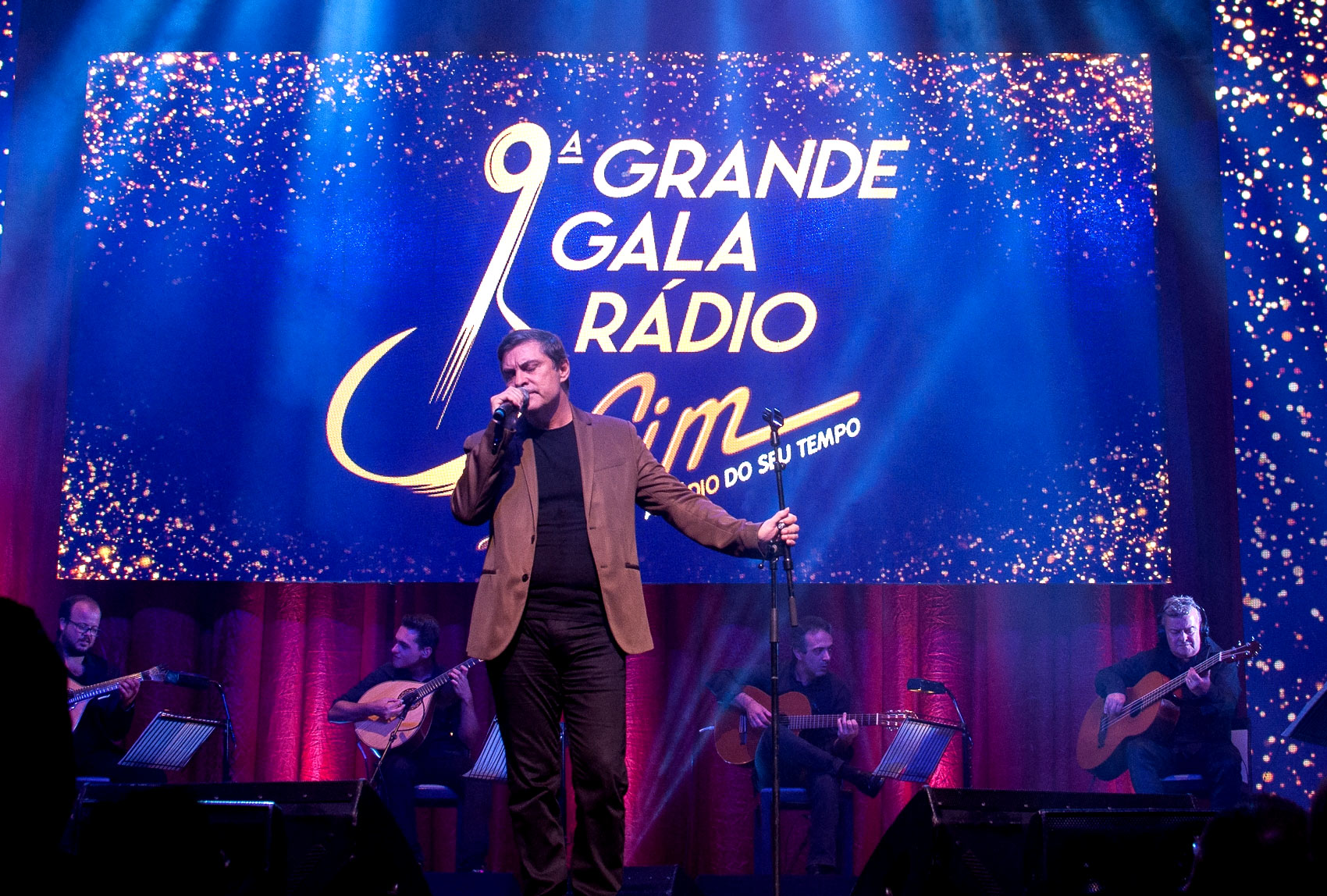 9.ª Gala da Rádio Sim, Rodrigo, Júlio Isídro, Luis Aleluia, Eládio Clímaco, João Baião, José Raposo, Herman José, Ricardo Ribeiro, Fernando Mendes e António Sala, Alexandra, Jorge Fernando, Maria Armanda, Maria Ana Bobone, Fábia Rebordão