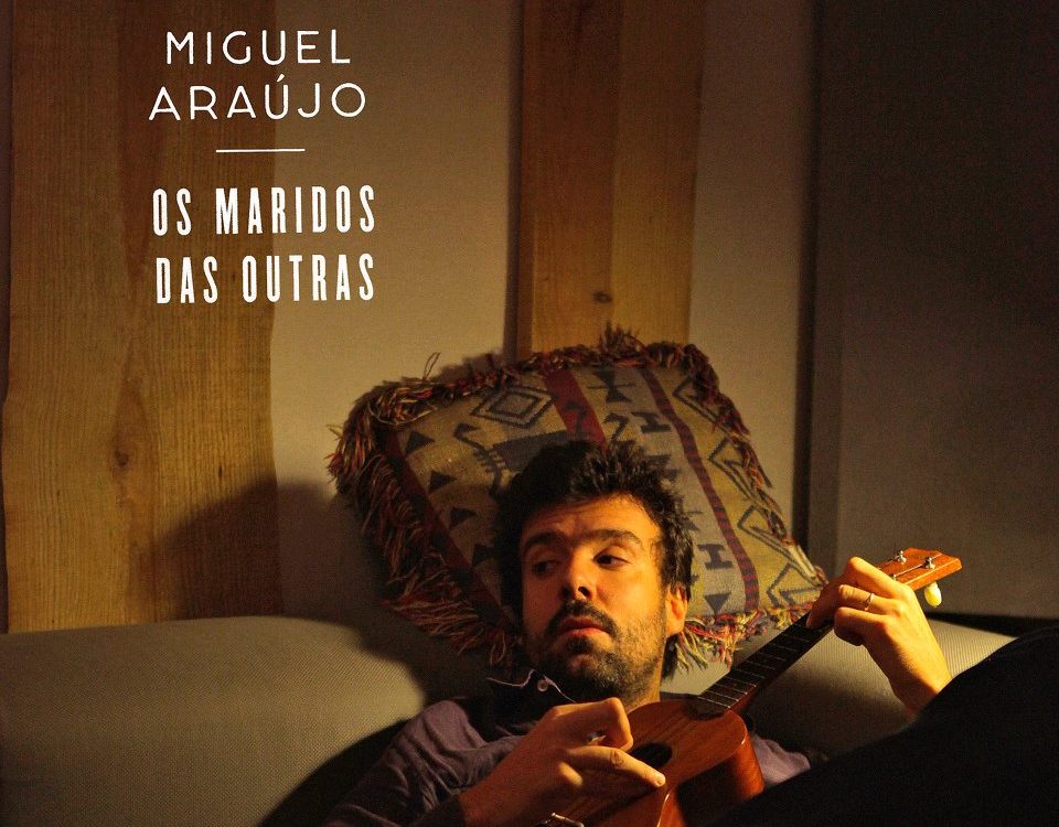 Artistas, Cantores, 2012, Os Maridos das Outras é o título do primeiro single do álbum de estreia de Miguel Araújo, Miguel Araújo, Azeitonas, Músicos, Compositores, Musicas, Portuguesas